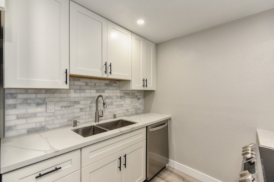 Building Photo - 9626 Knickers Ct