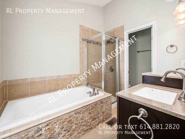 Building Photo - Spacious 3 bedroom 2.5 bathroom condo in W...