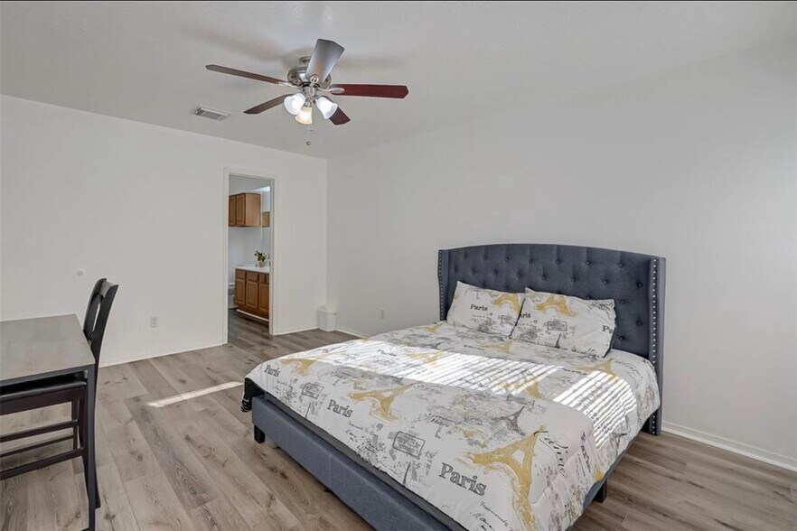 Primary bedroom - 10826 Lynbrook Dr