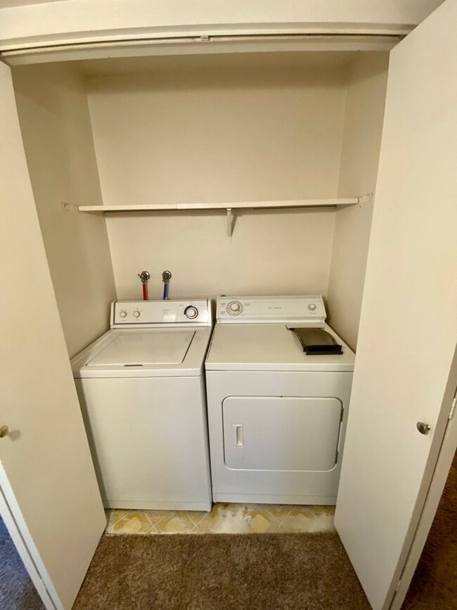 Building Photo - 1 Bed 1 Bath Aurora Condo Located Near Che...