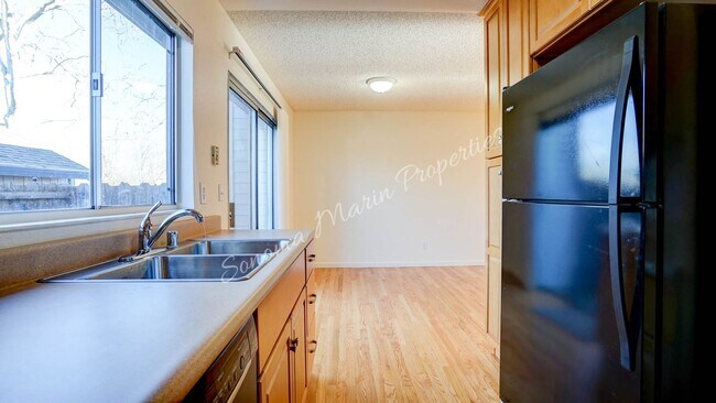 Building Photo - Lovely 3 Bedroom Townhouse ~ Water Included