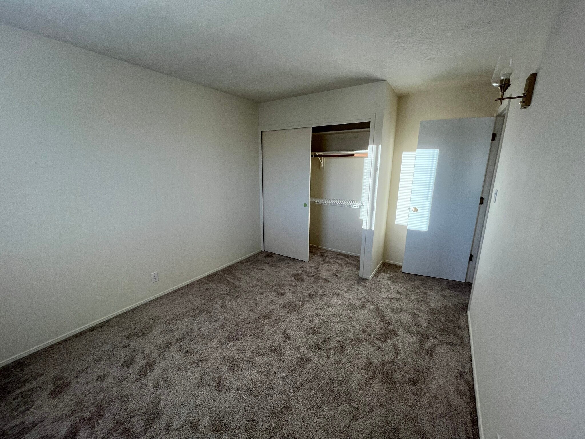 Building Photo - 5204 Edwards Dr NE