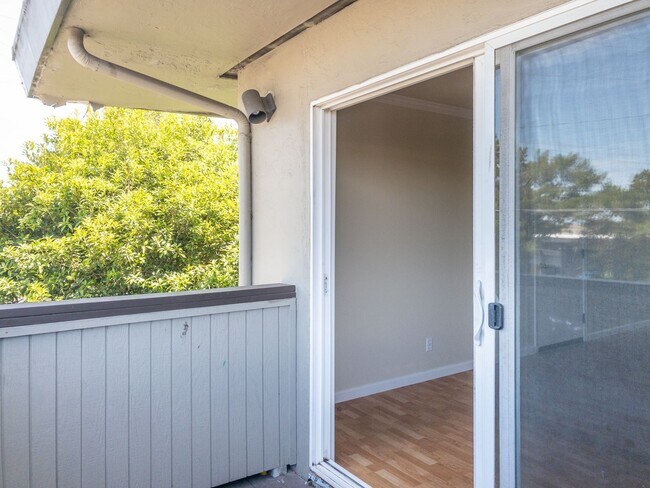 Building Photo - 2BD 1BA Recently Renovated Unit! Parking! ...