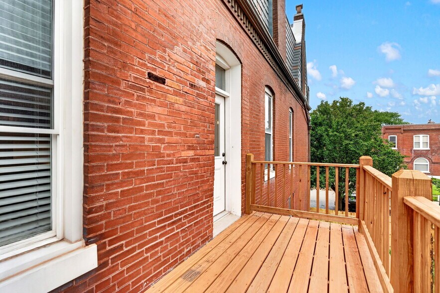 Side deck off kitchen - 2722 Armand Pl