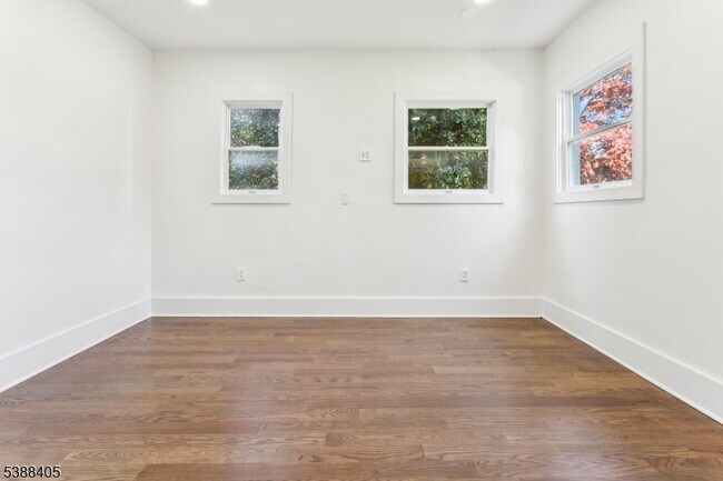 Building Photo - 648 E Broad St