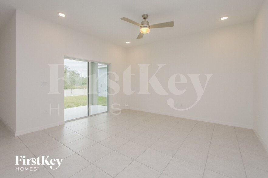 Building Photo - 328 Corbel Ln