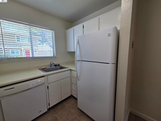 Building Photo - 7596 Silvertree Ln