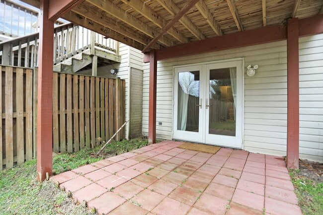 Building Photo - Charming End Of Group Townhome for Rent