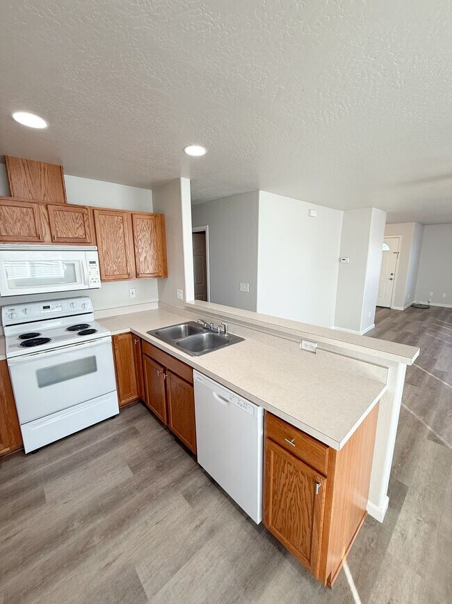 Building Photo - Three Bedroom, Two Bath House