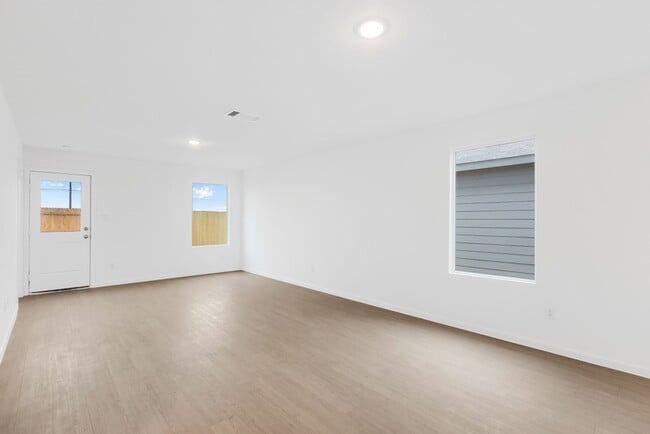 Building Photo - 972 Creek