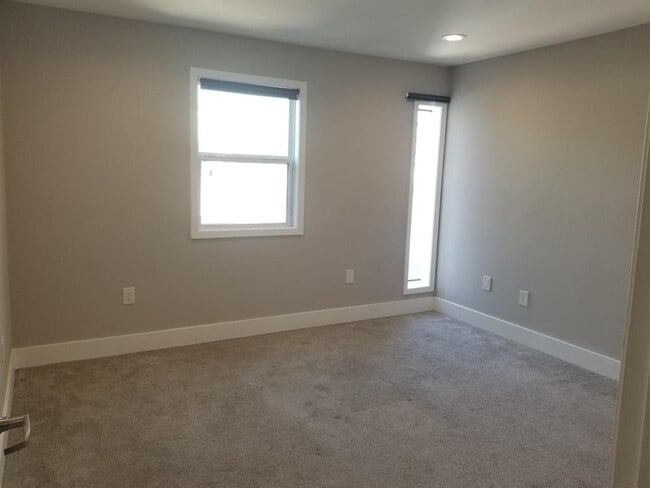 Building Photo - 935 La Posada Dr