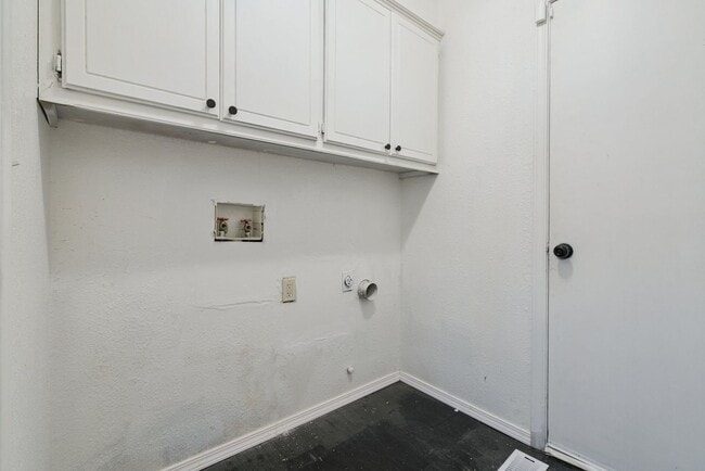 Building Photo - 3-Bedroom Home Near Dining, Shopping & Broadway Extension