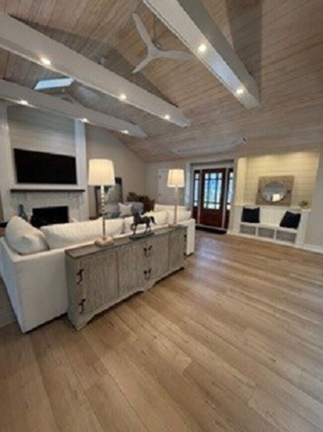 Building Photo - Lovely Remodeled Home In Hilton Head Plantation