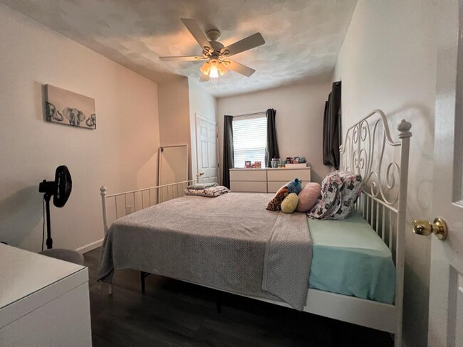 Building Photo - 585 Haverhill St