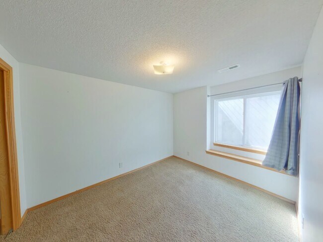 Building Photo - 804 N Longview Ct