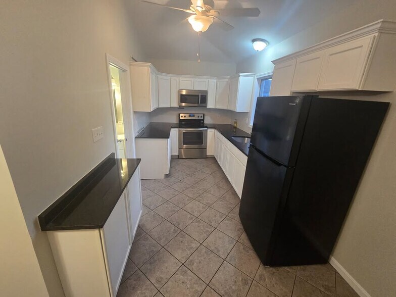 Building Photo - 625 County St