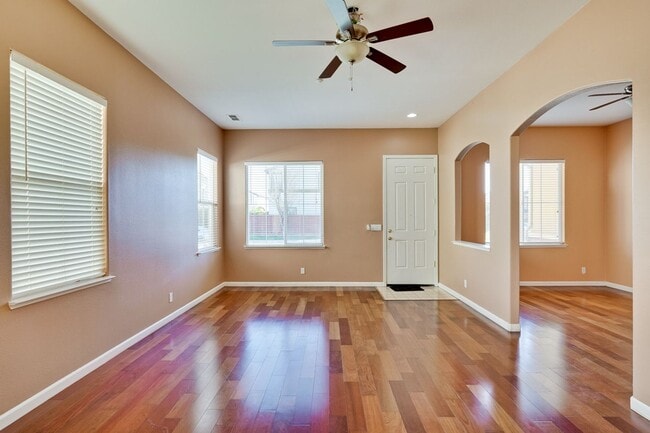 Building Photo - Spacious 3 Bedroom, 2 Bathroom Home with D...