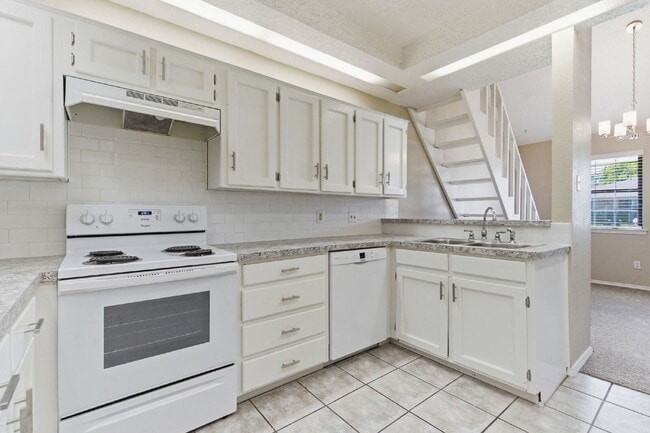 Building Photo - "Bright and Spacious 2-1 Duplex with Flexible Loft Space in Prime Keller Location!"