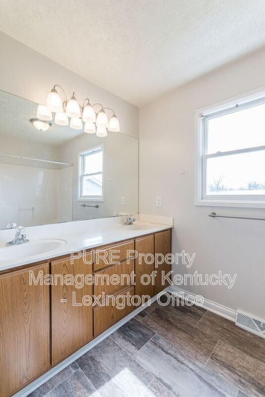 Building Photo - 304 Pigeon Ct