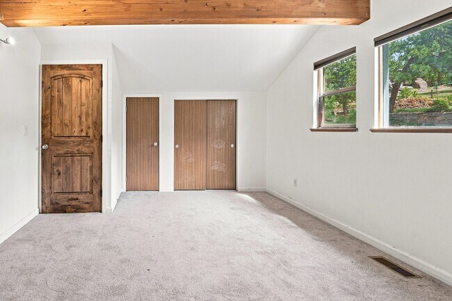 Building Photo - Beautiful mountain home