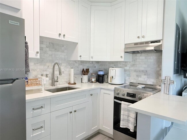 Building Photo - 130 N Collier Blvd