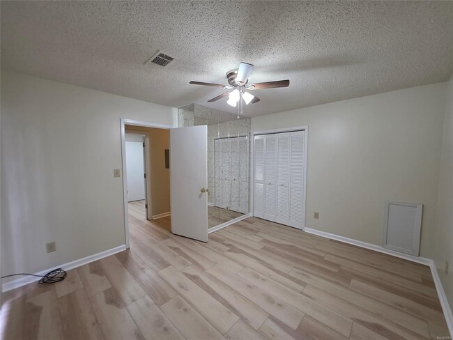 Building Photo - 4254 Lawnwood Dr