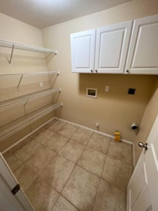 Building Photo - Stunning 2 bedroom Single-Story Home on Me...