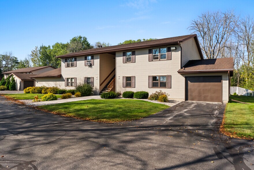 Building Photo - 910 E Cedar Ave