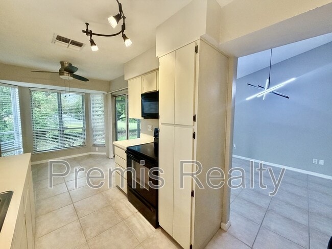 Building Photo - 102 Steeplechase Ln