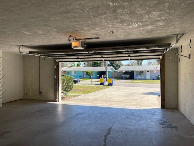 Building Photo - 111 Valencia Dr