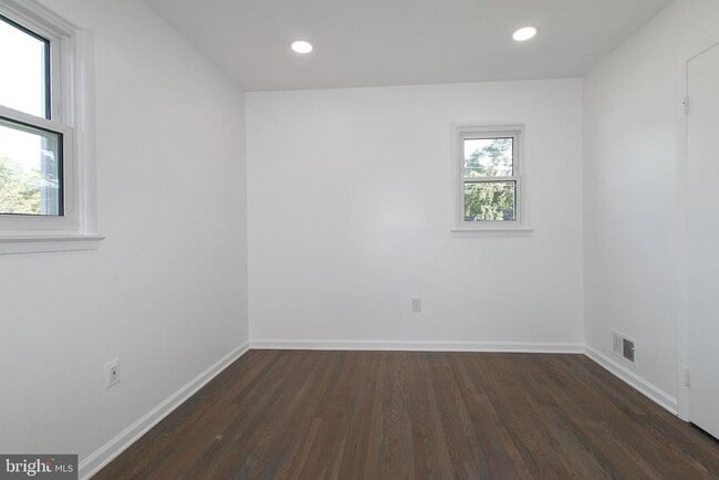 Building Photo - 9802 Lomond Dr