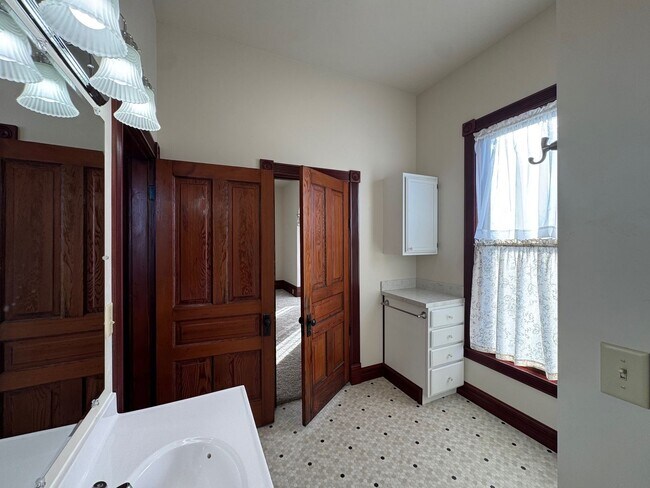 Building Photo - 801 Summer St