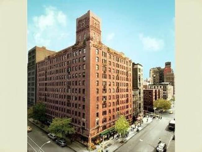 Building Photo - 28 E 10th St
