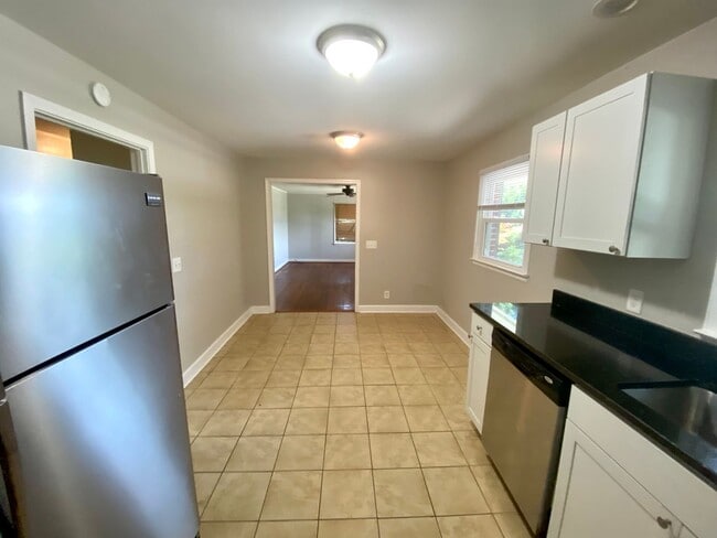 Building Photo - 3 Bedroom Brick Ranch House in a Great Location!