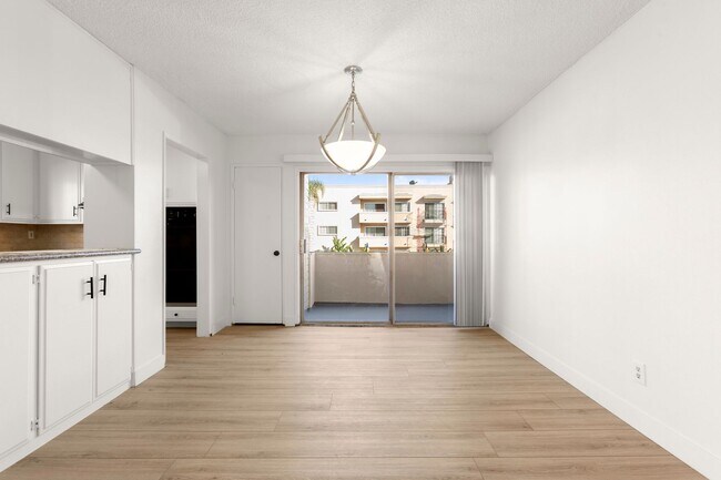 Building Photo - Beverly Apartments