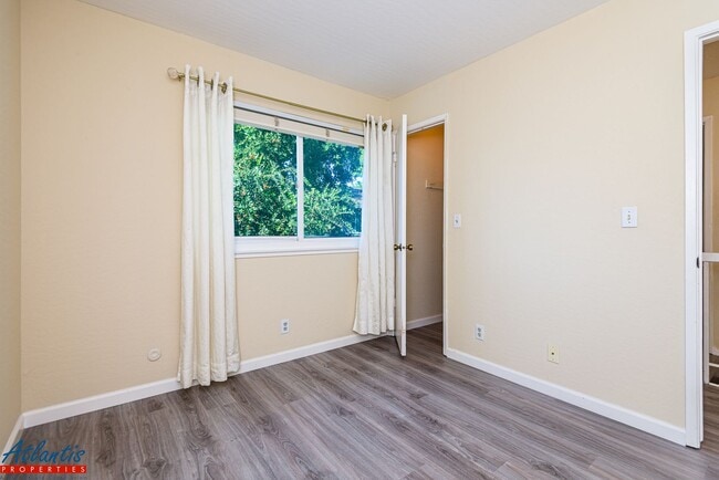 Building Photo - Gorgeous Townhouse | Private Outdoor Space | Central A/C