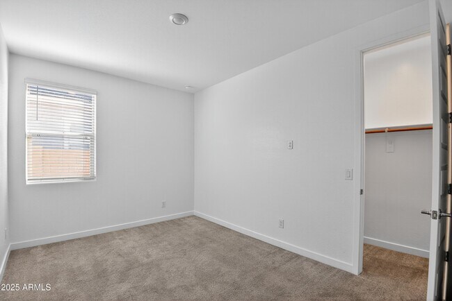 Building Photo - 2555 W Sunland Ave