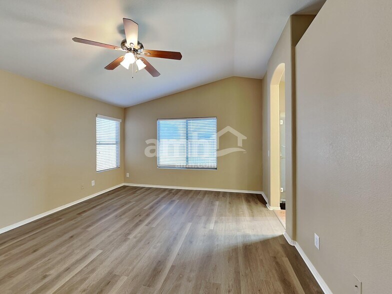 Building Photo - 1925 E Palomino Dr