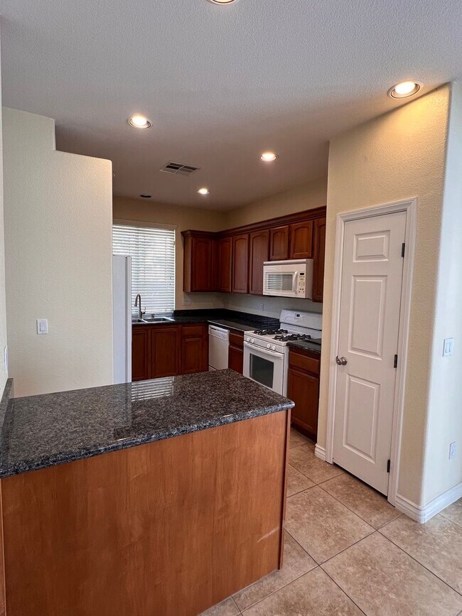 Building Photo - Southwest - Gated Community Pool/Spa/Playground