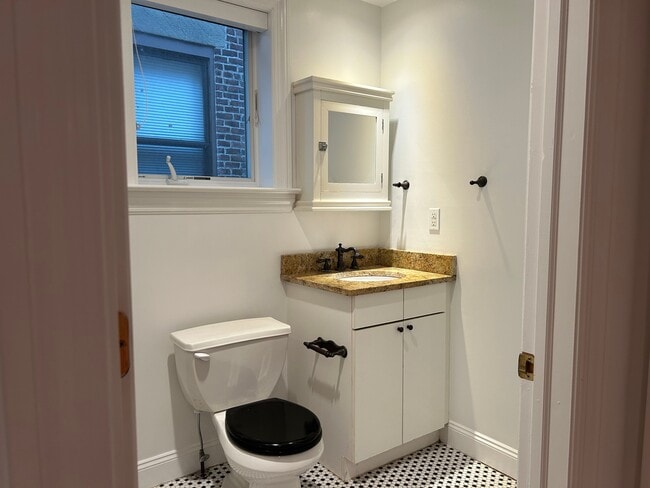 Building Photo - 94 Walnut St