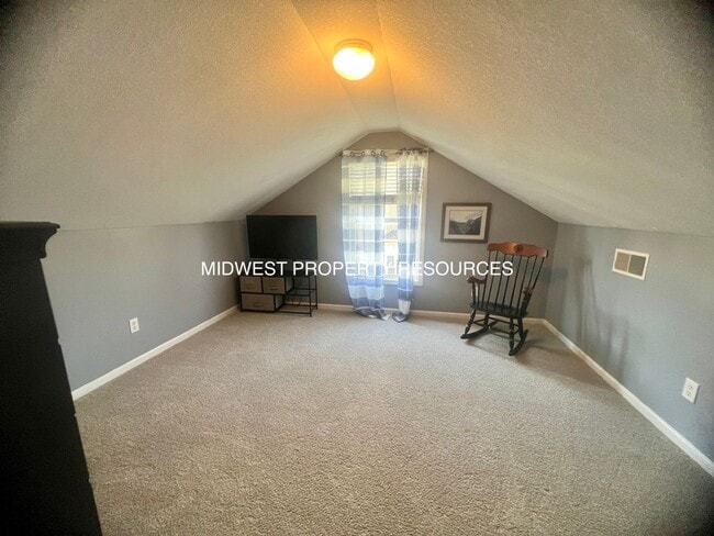 Building Photo - Exquisite 4-Bedroom Home with Spacious Fam...