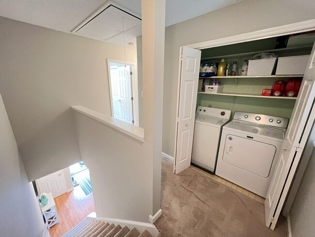 Building Photo - Adorable 3 Bedroom Townhouse w/ 1st Floor Bedroom