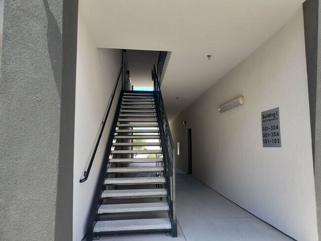 Building Photo - Stylish Desert Color 2 Bedroom Condo. Wash...