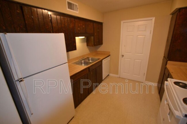 Building Photo - 2150 N Sherwood Forest Dr