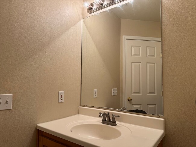 Building Photo - Charming 2 Bedroom 1.5 Bathroom Townhome w...