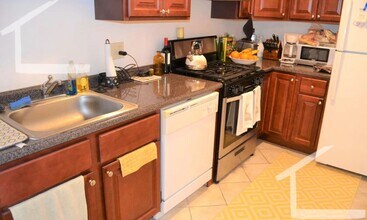 Building Photo - Great 2-bed with Pool!  Ht + HW Incl., 2 Parking Spots Included.  Cat Friendly