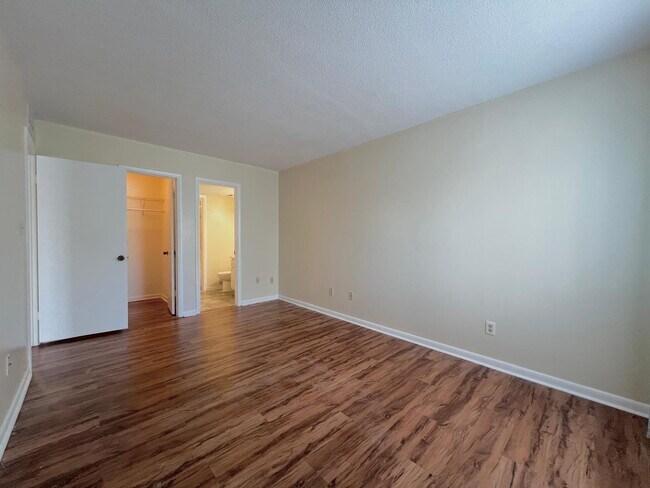 Building Photo - Charming 2-Bedroom Apartment Home in The Fairways – Silver Springs Shores