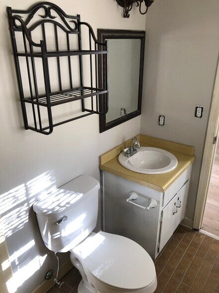 Building Photo - 1015 Eastview Rd NE