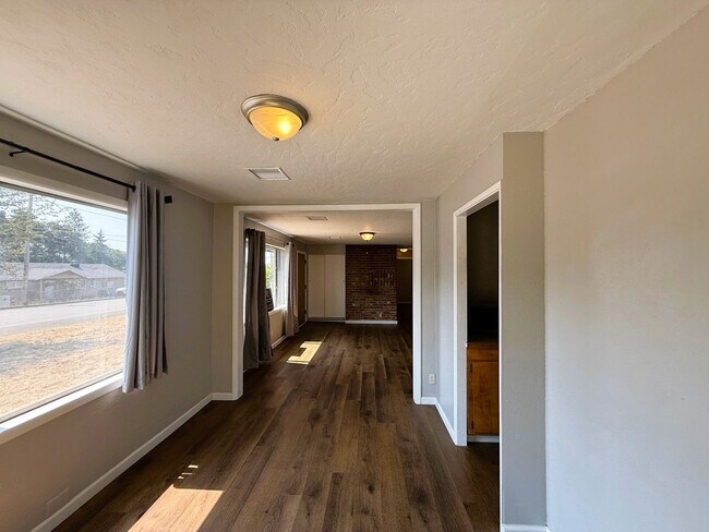 Building Photo - Two Bedroom Home with Bonus Room/Office in...