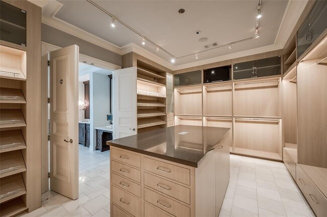 Building Photo - 3868 Olympia Dr